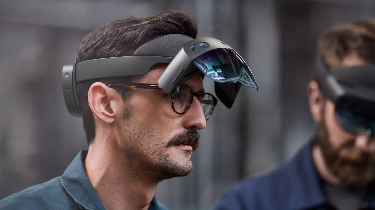 Guy with glasses with hololens 2