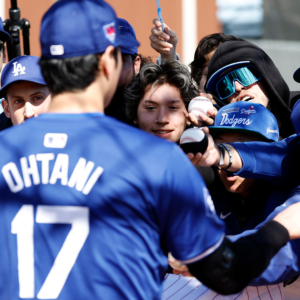 Shohei ohtani signing autographs dodgers fans