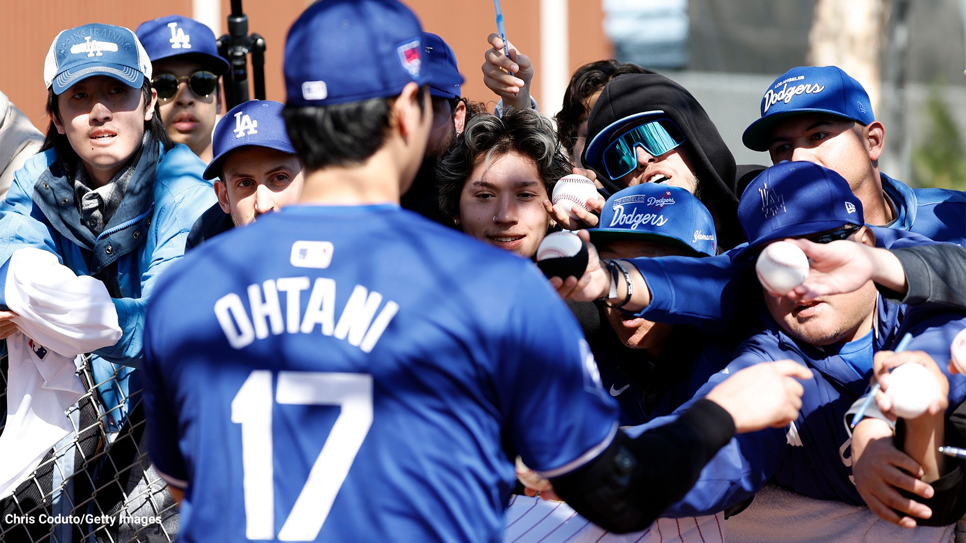 Shohei ohtani signing autographs dodgers fans