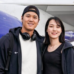 Shohei ohtani airport with wife wallpaper, her name is Mamiko Tanaka