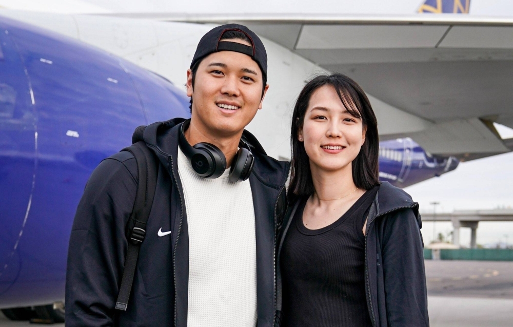 Shohei ohtani airport with wife wallpaper, her name is Mamiko Tanaka