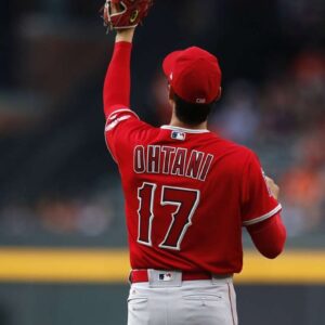 Shohei ohtani raising glove