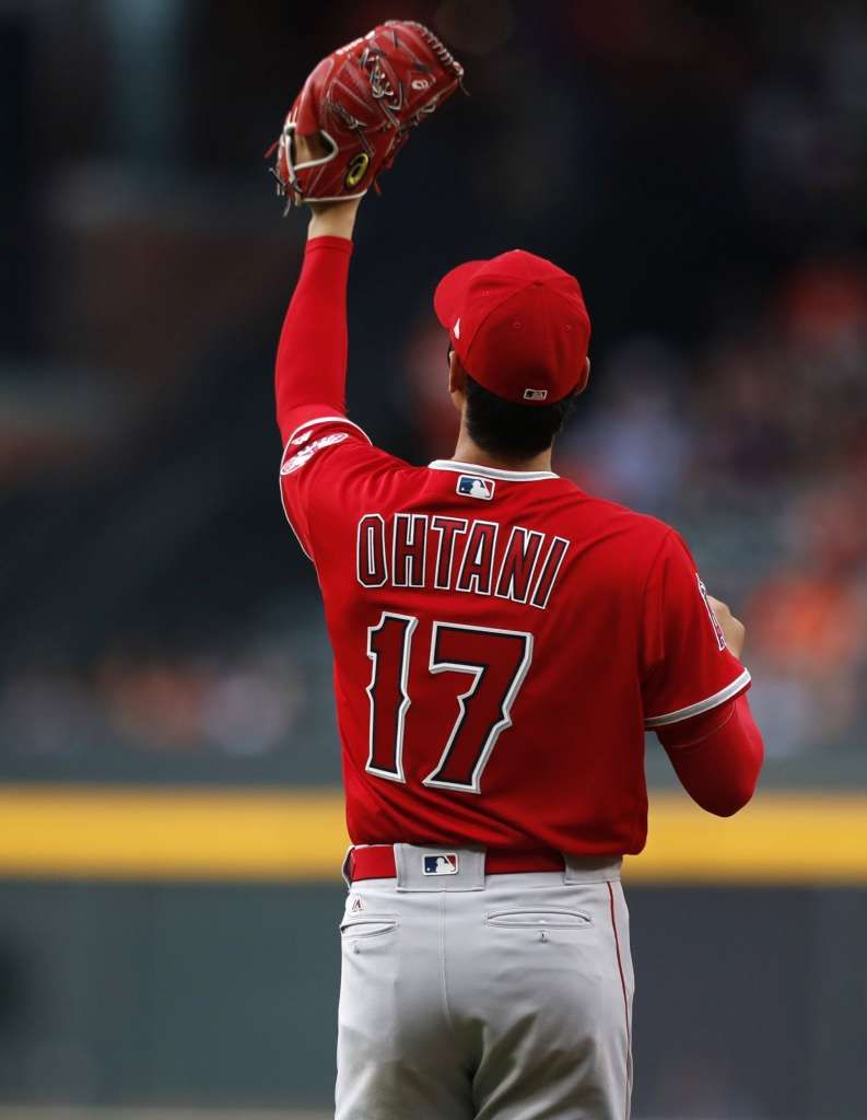 Shohei ohtani raising glove