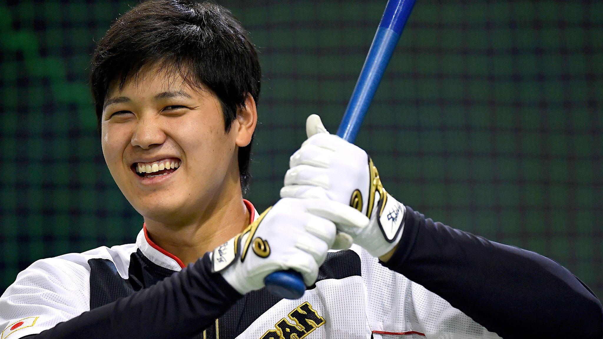 Shohei ohtani smiling with bat